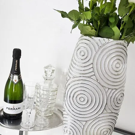 לינה וארוחת בוקר Cameo 4*